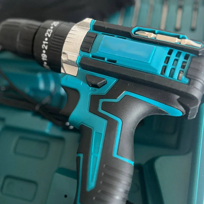 Шуруповерт Makita  (24V, 5.0AH) с набором инструментов, запасной аккумулятор